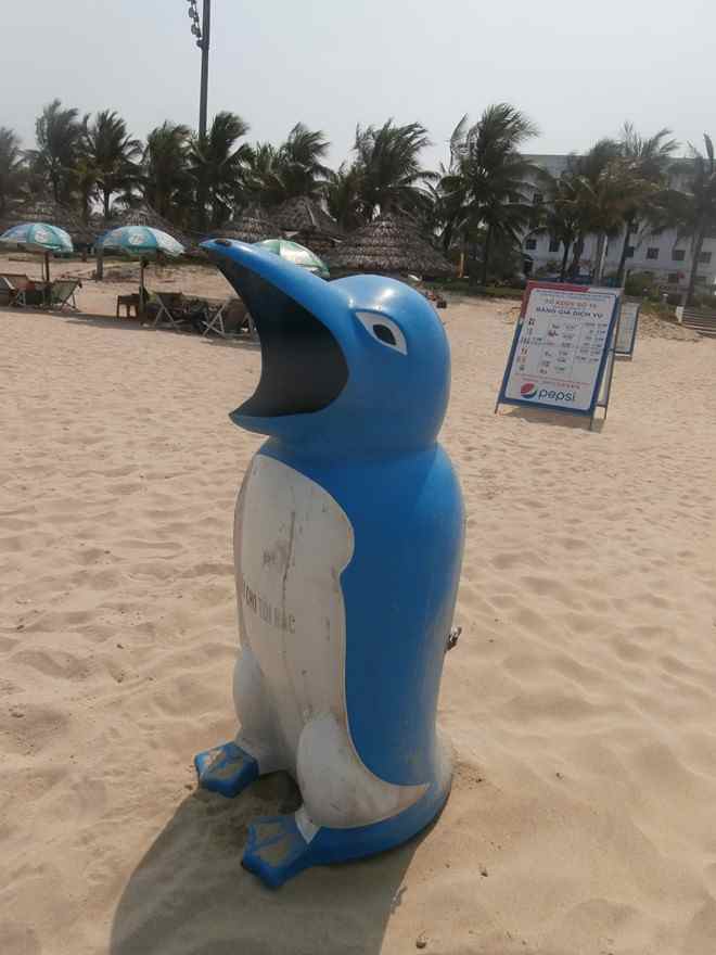 Thùng rác chim cánh cụt tại bãi biển